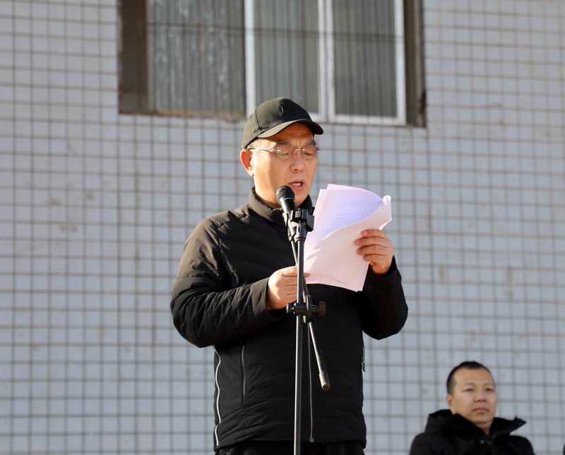 5、學(xué)生處處長寧榮璋宣讀學(xué)院對5名嚴(yán)重違紀(jì)學(xué)生給予開除學(xué)籍的決定.JPG 5、學(xué)生處處長寧榮璋宣讀學(xué)院對5名嚴(yán)重違紀(jì)學(xué)生給予開除學(xué)籍的決定.JPG