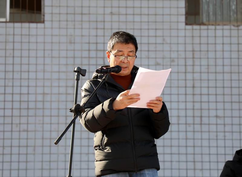 4、教務(wù)處處長薛冬宣讀《渭南技師學(xué)院關(guān)于獎勵第46屆世界技能大賽陜西省選拔賽獲獎學(xué)生的決定》.JPG 4、教務(wù)處處長薛冬宣讀《渭南技師學(xué)院關(guān)于獎勵第46屆世界技能大賽陜西省選拔賽獲獎學(xué)生的決定》.JPG