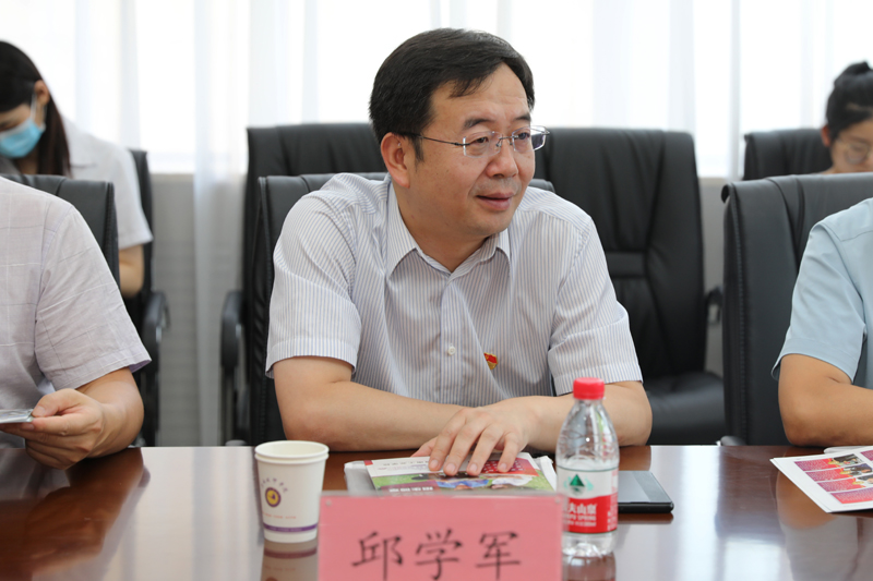 5.市政協(xié)委員邱學(xué)軍發(fā)言.JPG 5.市政協(xié)委員邱學(xué)軍發(fā)言.JPG